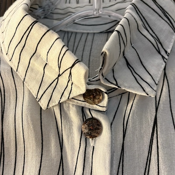Fridaze 100% linen white with black lines top. Size Small. - Picture 2 of 9
